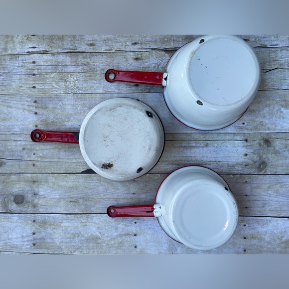 Three vintage enamelware pots. Red and white - Picture 2 of 8